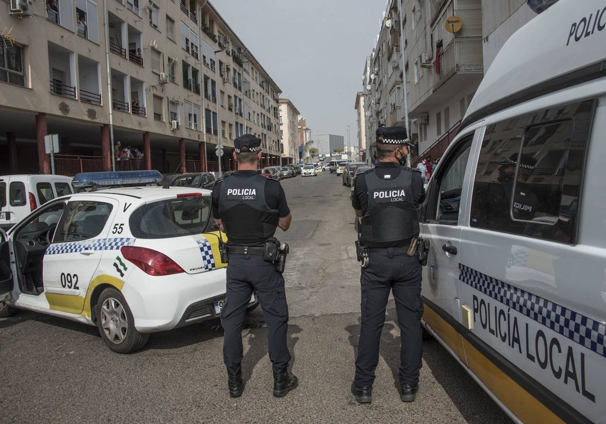 Policías locales en una actuación en Suerte de Saavedra.