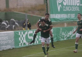 Diego Díaz recibe la felicitación de un compañero tras marcar un gol del Cacereño ante el Numancia.