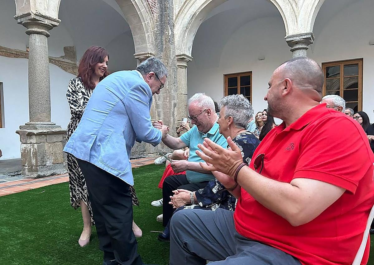 Imagen secundaria 1 - El PSOE frexnense homenajea a Luis Moreno Gamito, quien fuera alcalde de la localidad entre 1983 y 1999