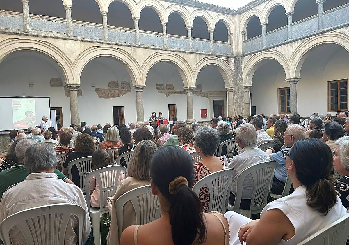 Imagen principal - El PSOE frexnense homenajea a Luis Moreno Gamito, quien fuera alcalde de la localidad entre 1983 y 1999