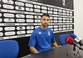 Carlos Doncel, nuevo fichaje del Mérida, en la sala de prensa del Alfonso Murube de Ceuta.