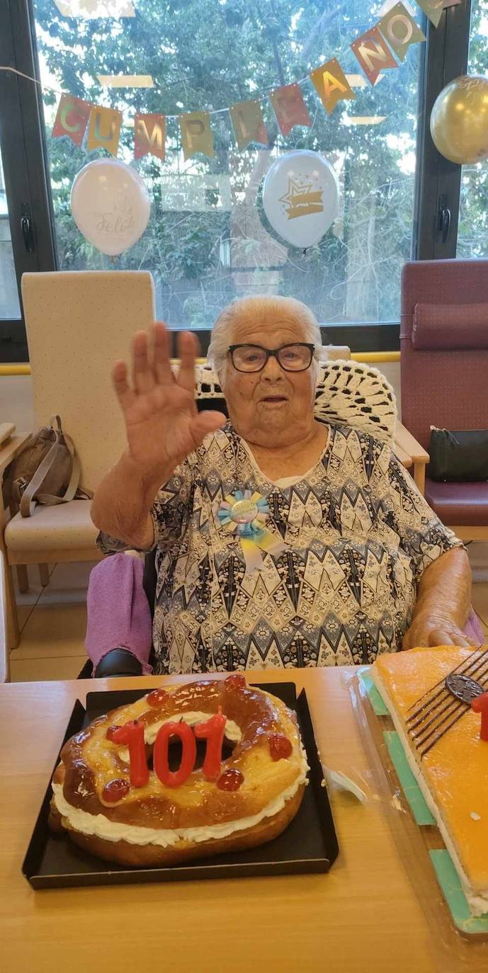 Josefa Matos, tras soplar las velas de su 101 cumpleaños, el pasado 30 de junio.
