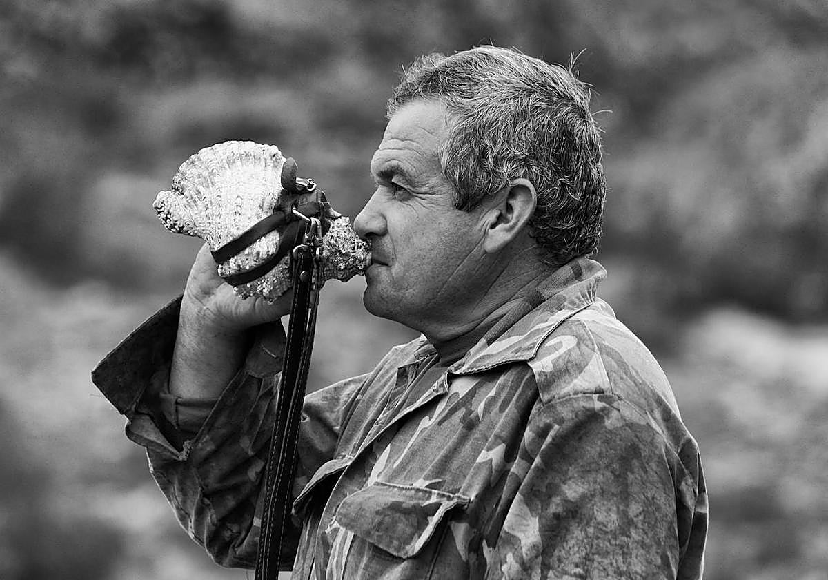 Un rehalero toca el instrumento de la caracola.