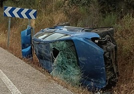 Imagen del aparatoso accidente con vuelco que se produjo el sábado entre Llerena y Pallares.