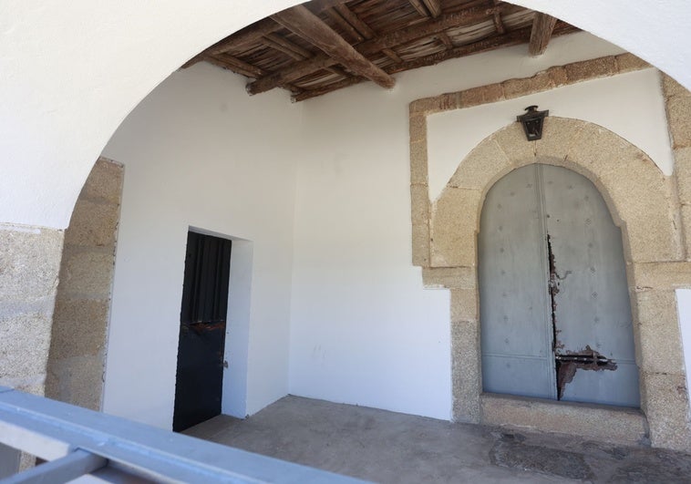 Daños en la puerta de acceso a la ermita. También han roto la de la casa del ermitaño.