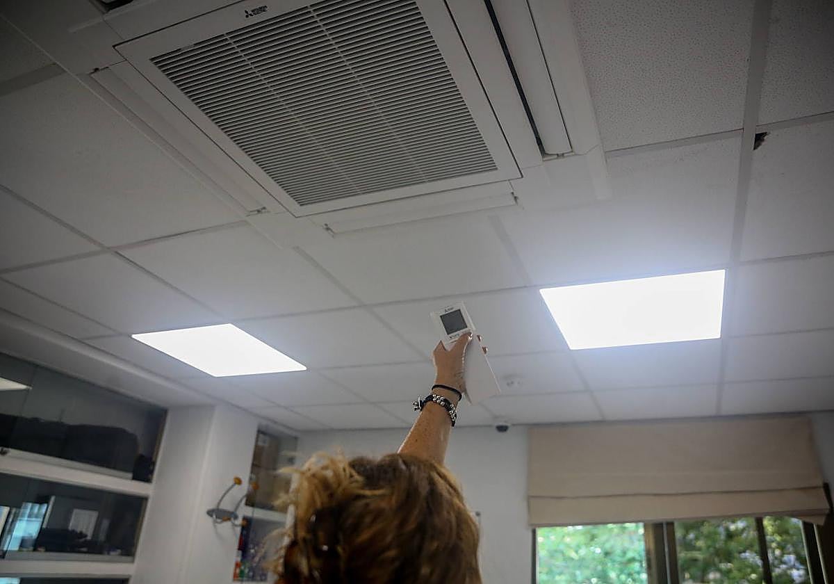 Trabajadora regula temperatura.