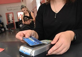Cómo protegerse de los riesgos del 'contactless' de las tarjetas: los bancos alertan