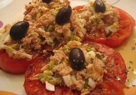 Si colocamos estos tomates templados sobre una rodaja de pan ligeramente tostado están muy ricos.