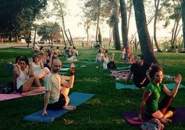 Los usuarios practican esta disciplina en el parque del recinto árabe.