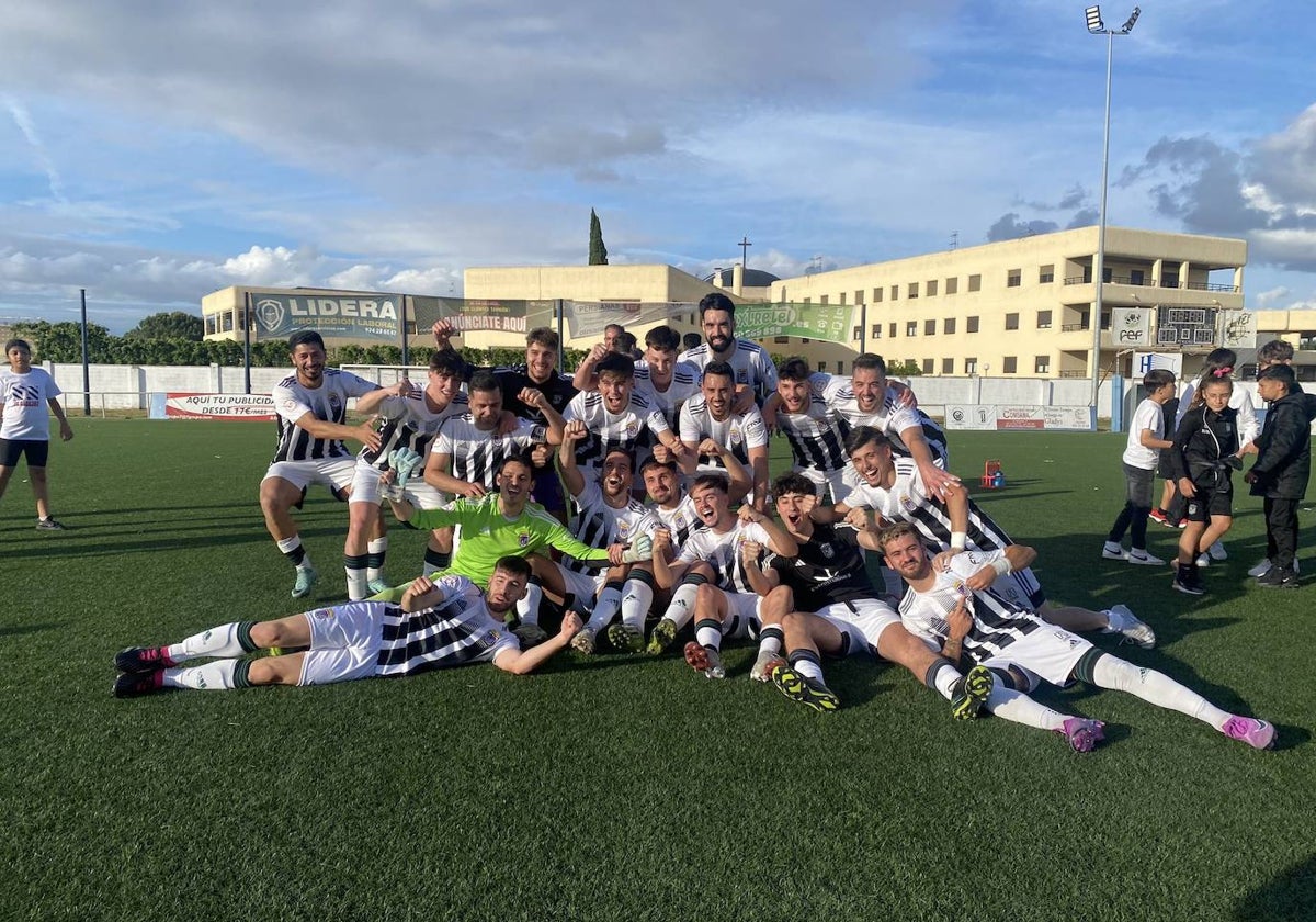 Los jugadores del Badajoz B celebran el ascenso a Primera Extremeña.