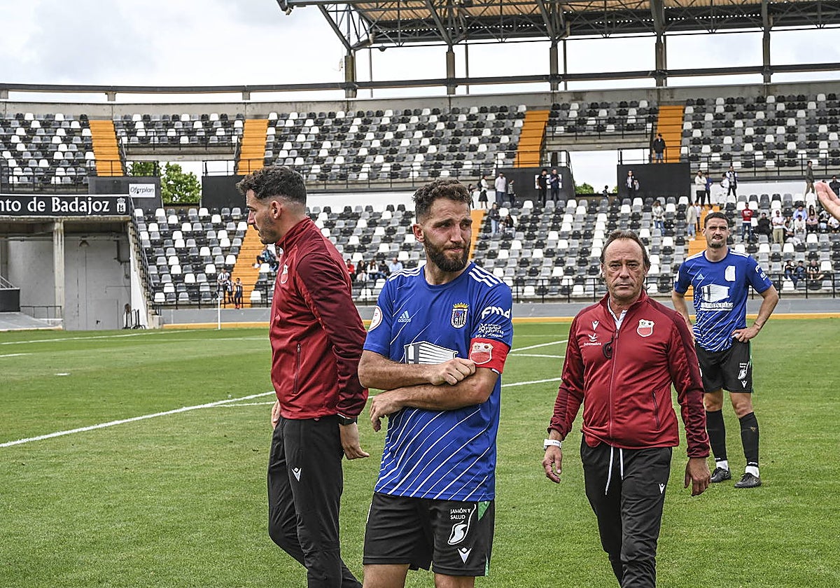 Desolación en el Llerenense el día del descenso a Tercera RFEF.