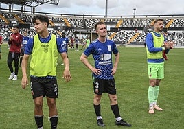 Jugadores del Llerenense en el Nuevo Vivero tras descender a Tercera RFEF.