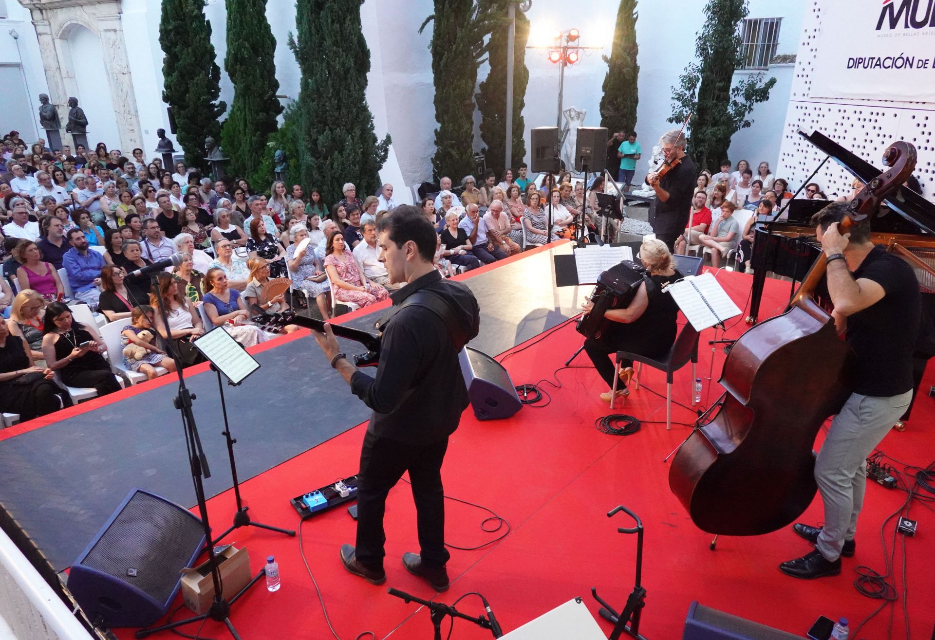 Uno de los conciertos del verano pasado en el patio del MUBA.