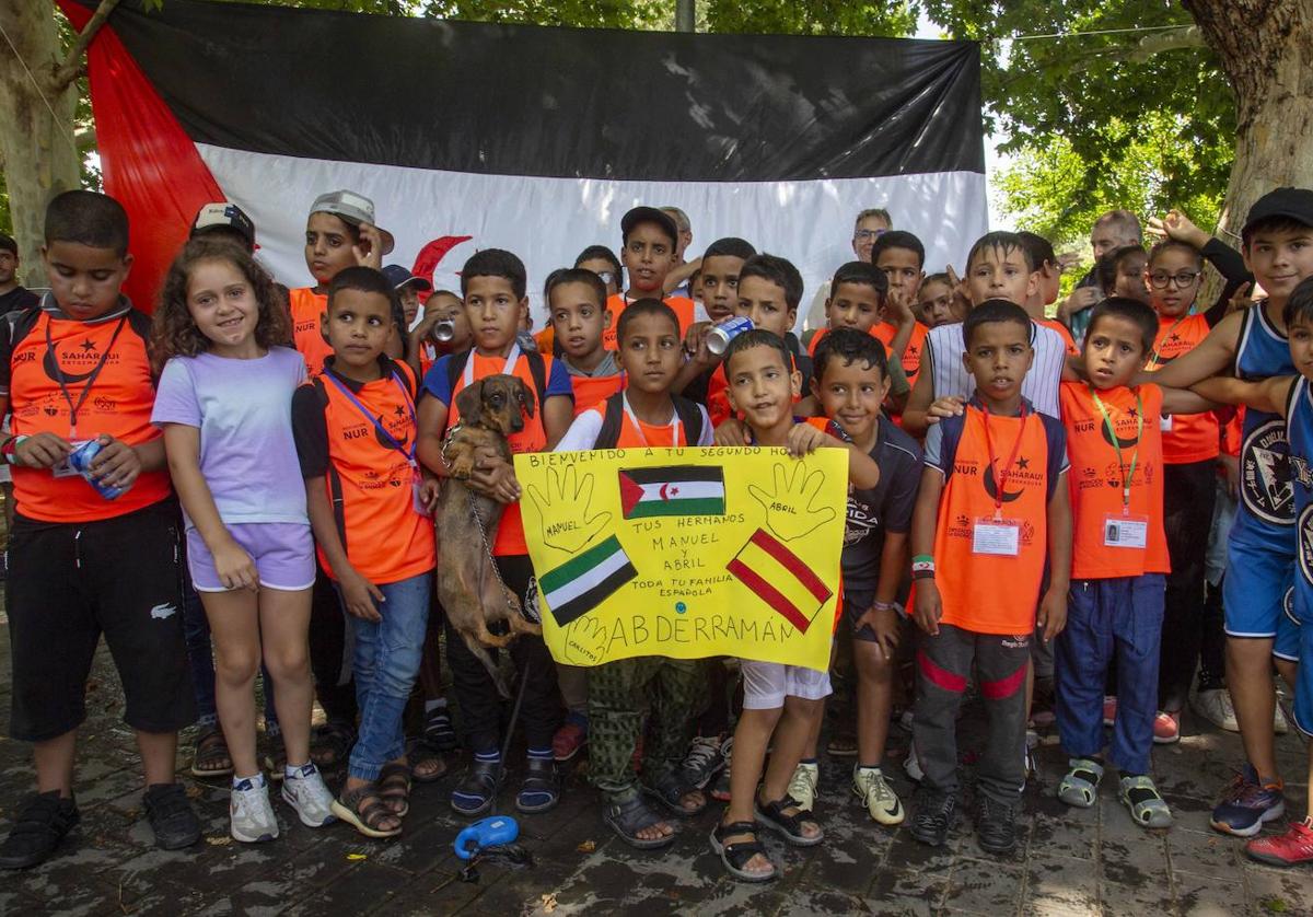 Grupo de niños saharauis que llegó ayer al parque de las Siete Sillas de Mérida para encontrarse con sus familias de acogida.