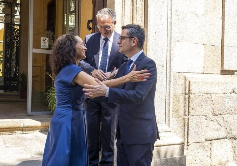 Félix Bolaños ha sido recibido por la presidenta del Tribunal Superior de Justicia de Extremadura (TSJEx), María Félix Tena. Al fondo, el delegado del Gobierno en Extremadura, José Luis Quintana.