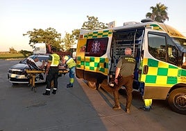 El conductor fue trasladado en ambulancia hasta el Hospital Universitario de Badajoz.