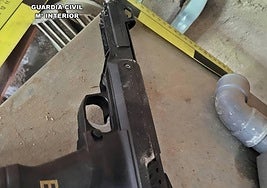 Pistola intervenida en la operación