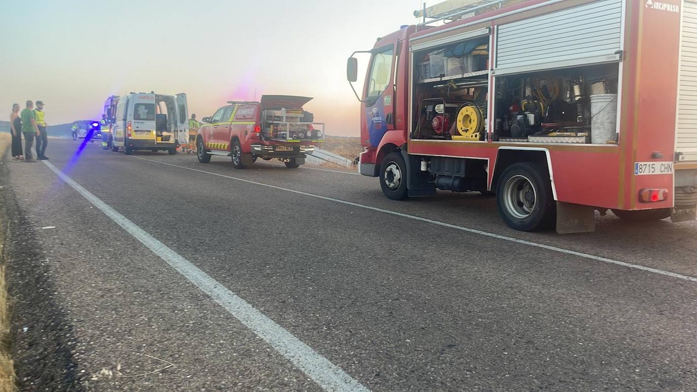 Así han quedado los vehículos tras la colisión de un tractor y un turismo