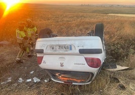 Vehículo volcado en el lugar del accidente.