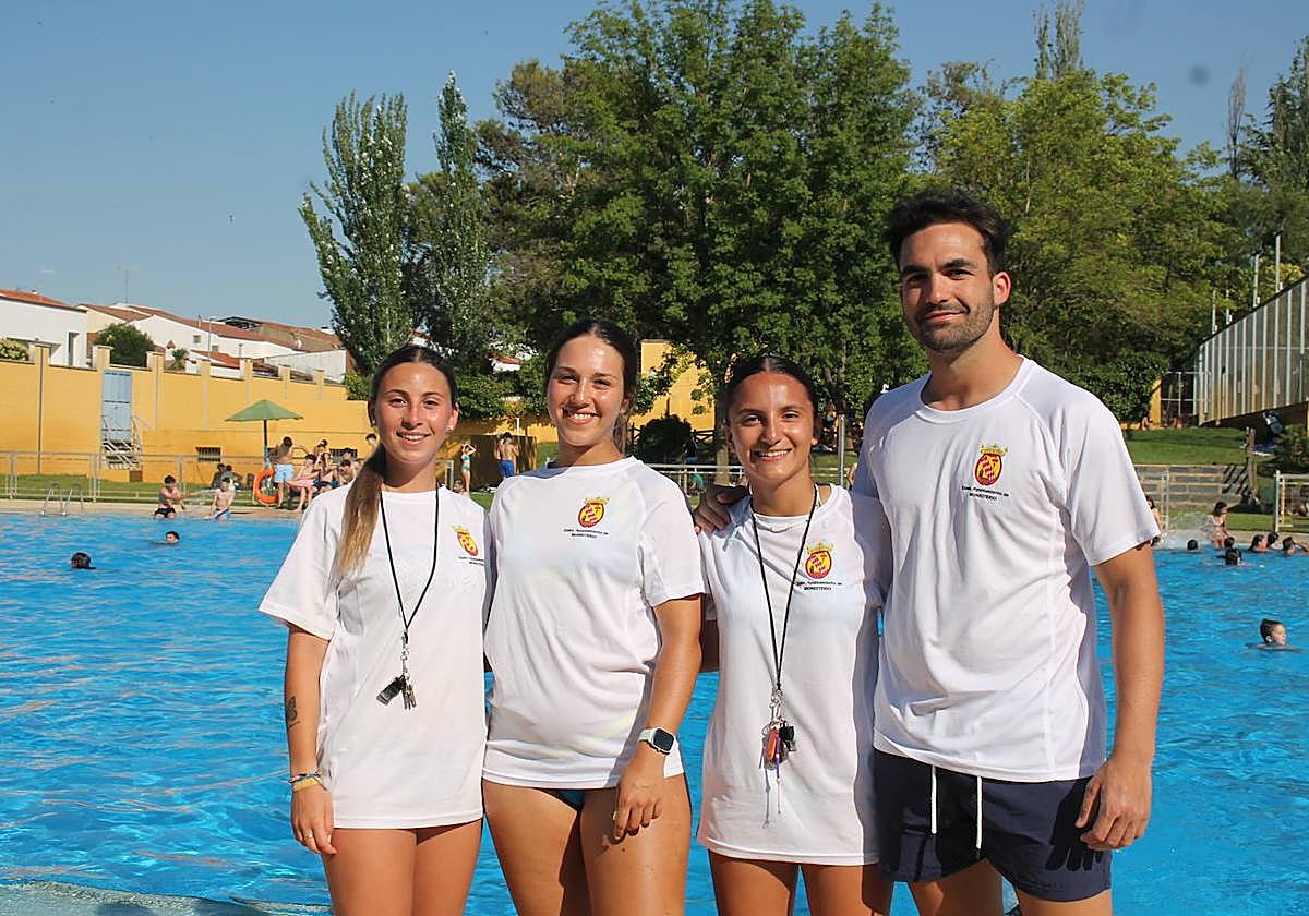 Sonia González, Laura Contreras, Minerva Sánchez y Carlos Calderón trabajan este verano como socorristas en la piscina municipal de Monesterio.