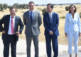 Vara, Sánchez, Lei Zhang (presidente de Envision Group) y Maroto, en Navalmoral en julio de 2022.