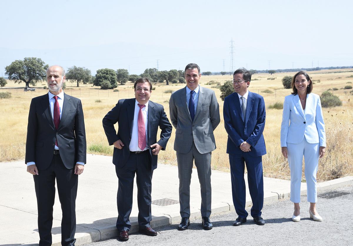 Vara, Sánchez, Lei Zhang (presidente de Envision Group) y Maroto, en Navalmoral en julio de 2022.