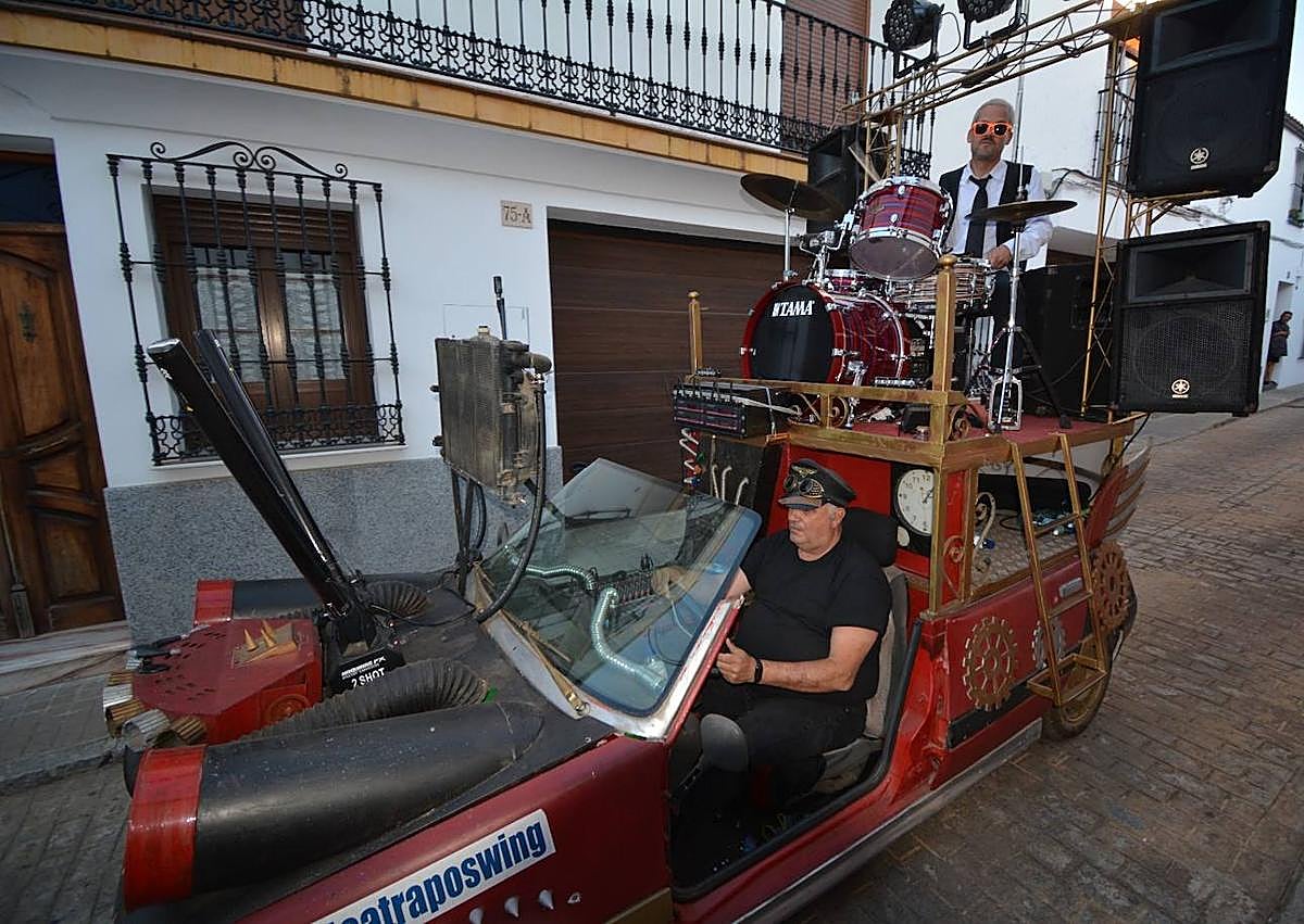 Imagen secundaria 1 - Swing and Show convirtió las calles de Fregenal en una fiesta