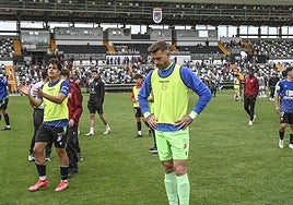 Los jugadores del Llerenense desolados tras consumarse su descenso a Tercera RFEF a pesar de ganar en el Nuevo Vivero y empatar a 44 puntos con el Ursaria.