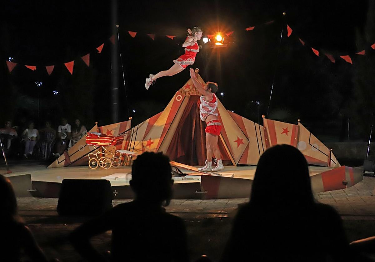 Momento de 'Lullaby', de la compañía andaluza Proyecto Kavauri.