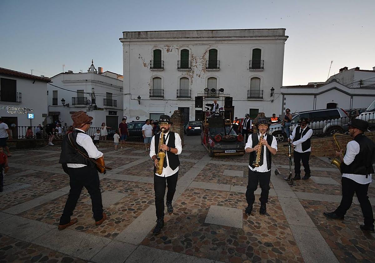 Imagen principal - Swing and Show convirtió las calles de Fregenal en una fiesta