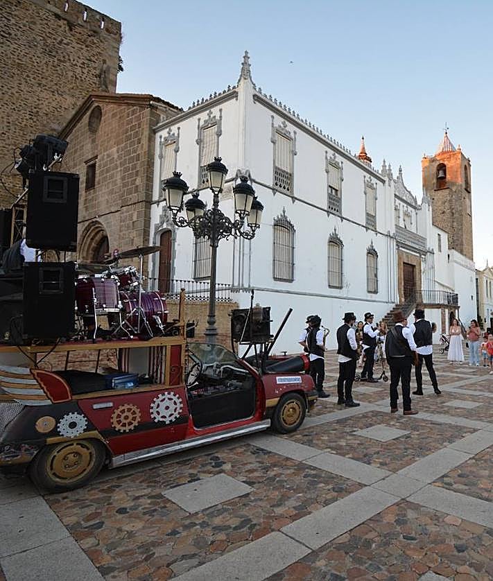 Imagen secundaria 2 - Swing and Show convirtió las calles de Fregenal en una fiesta