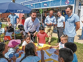 Los concejales de Cultura y Deporte visitan a los niños en la inauguración de las bibliopiscinas.