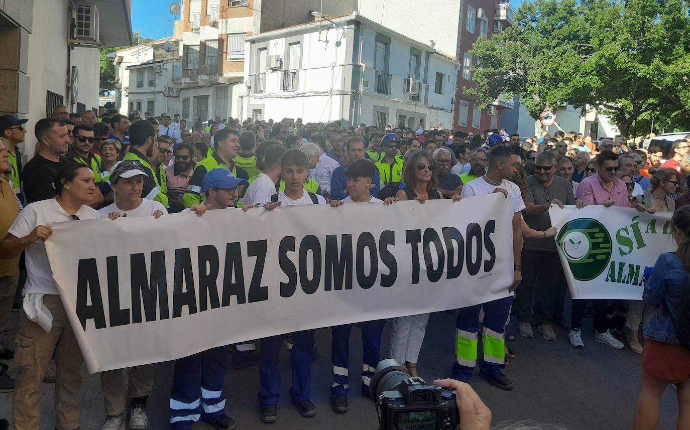 Trabajadores de la central y activistas de No al Muro esperan a Pedro Sánchez