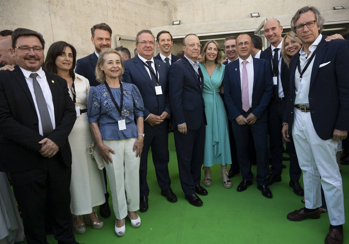 El expresidente de la Junta, Fernández Vara, junto a la presidenta Guardiola y miembros del PP.