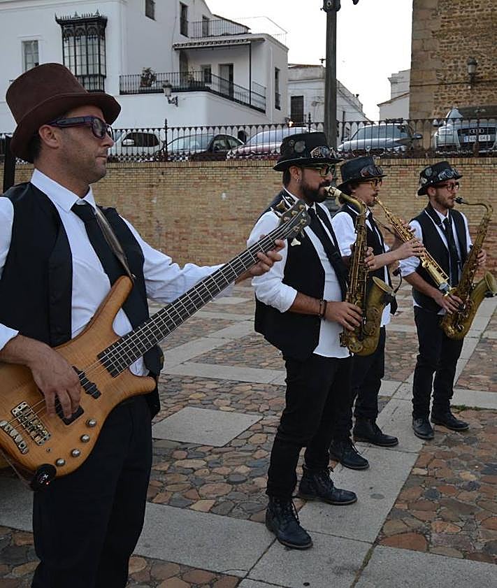 Imagen secundaria 2 - Swing and Show convirtió las calles de Fregenal en una fiesta