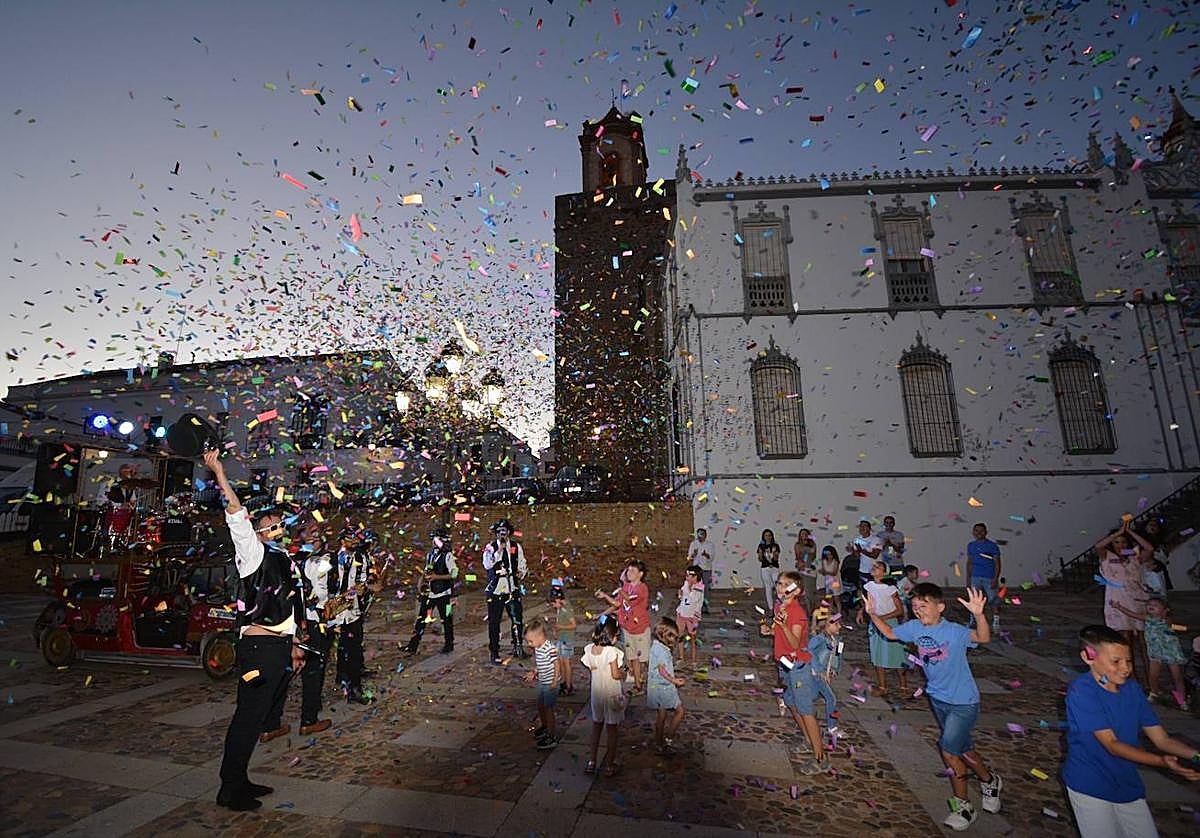Mayores y pequeños disfrutaron con este pasacalles con mucho ritmo.