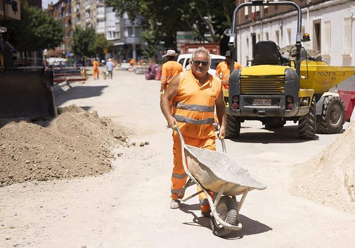 Trabajadores calor alta temperatura construcción.