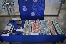 Droga y dinero intervenidos por la Policía.