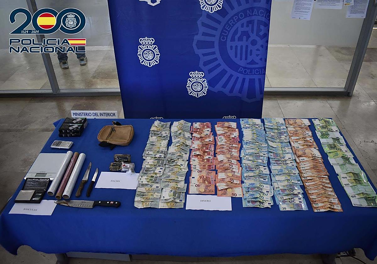 Droga y dinero intervenidos por la Policía.