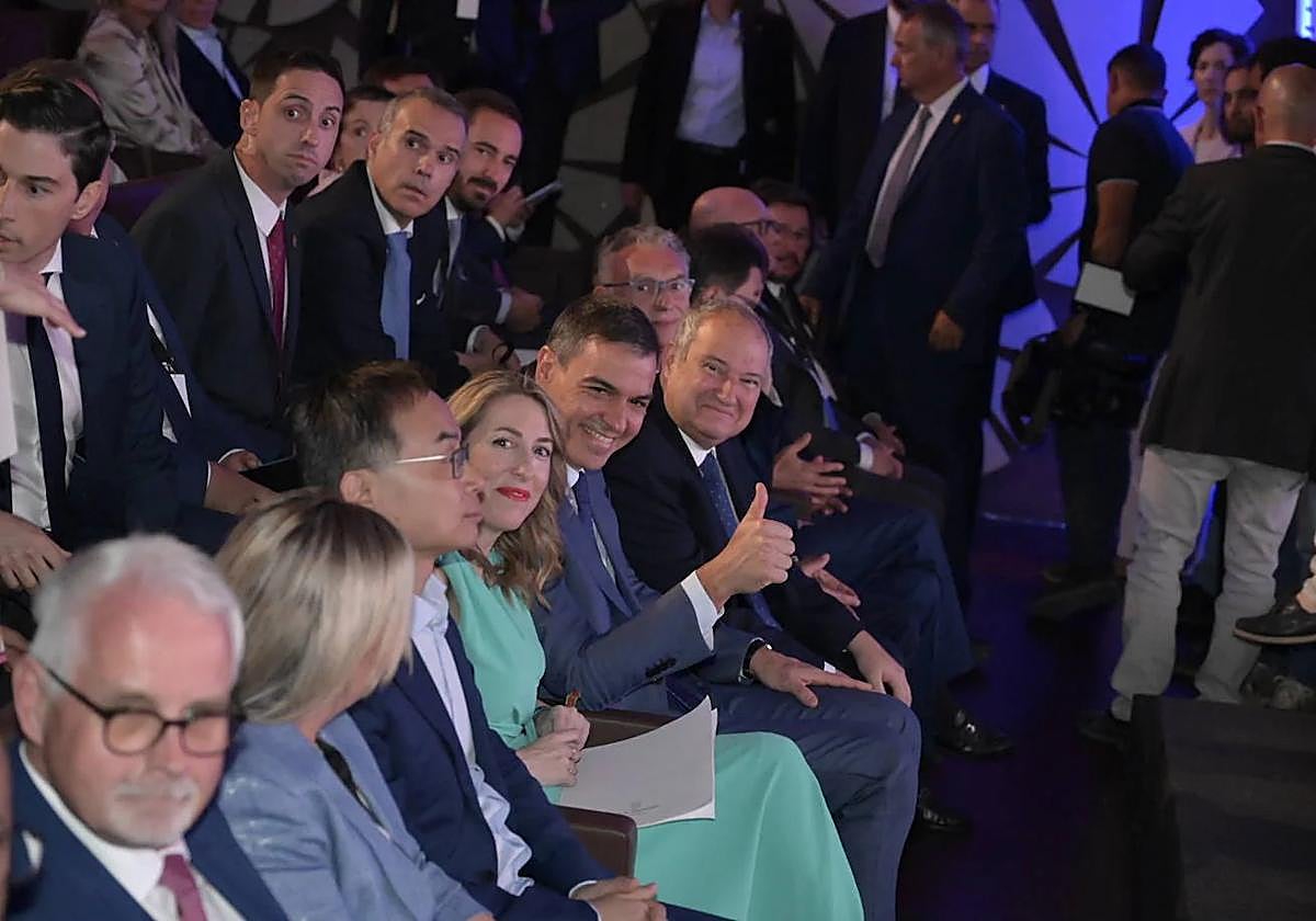 Pedro Sánchez y María Guardiola miran a cámara durante el evento de la colocación de la primera piedra de la gigafactoría de Navalmoral de la Mata.