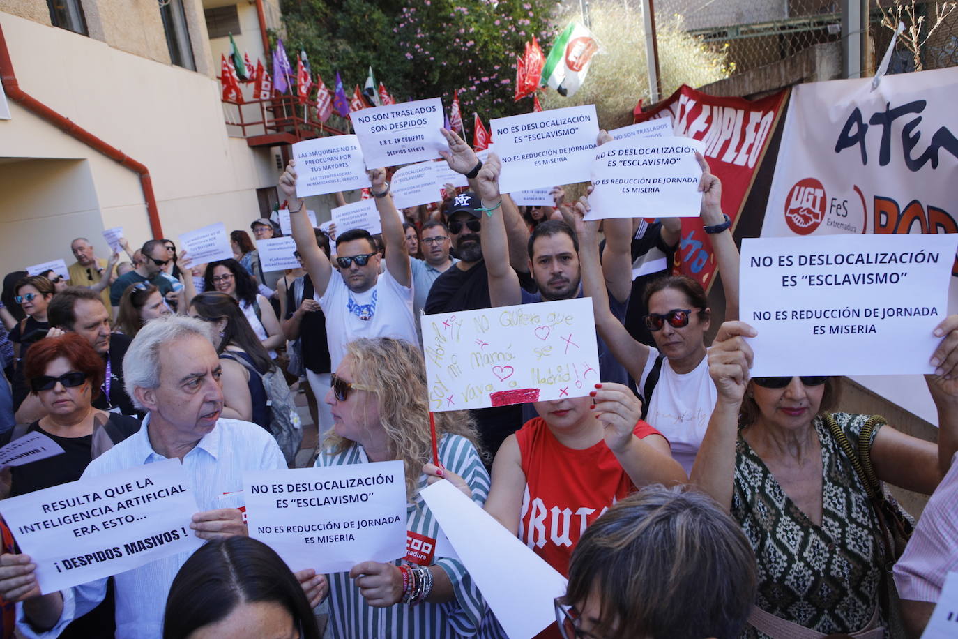 Los trabajadores de Catelsa y Atento se echan a la calle en Cáceres