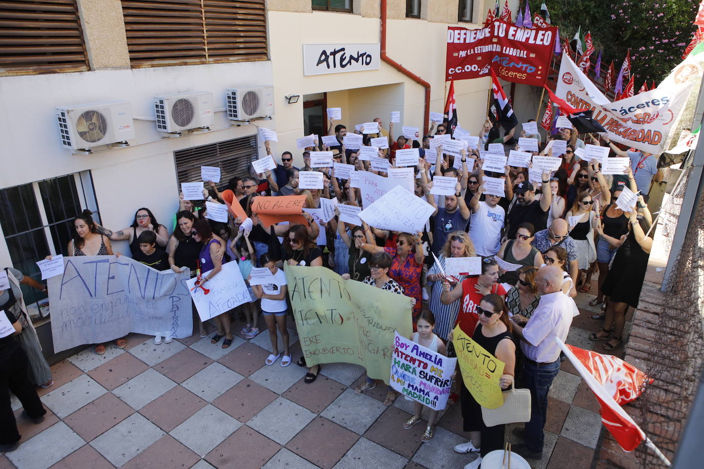 Los trabajadores de Catelsa y Atento se echan a la calle en Cáceres