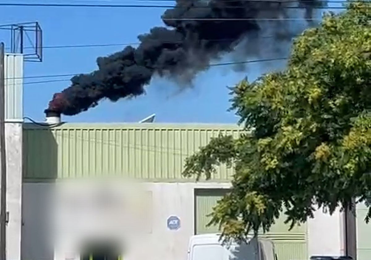 El humo negro procedía de la quema de un alijo de droga.