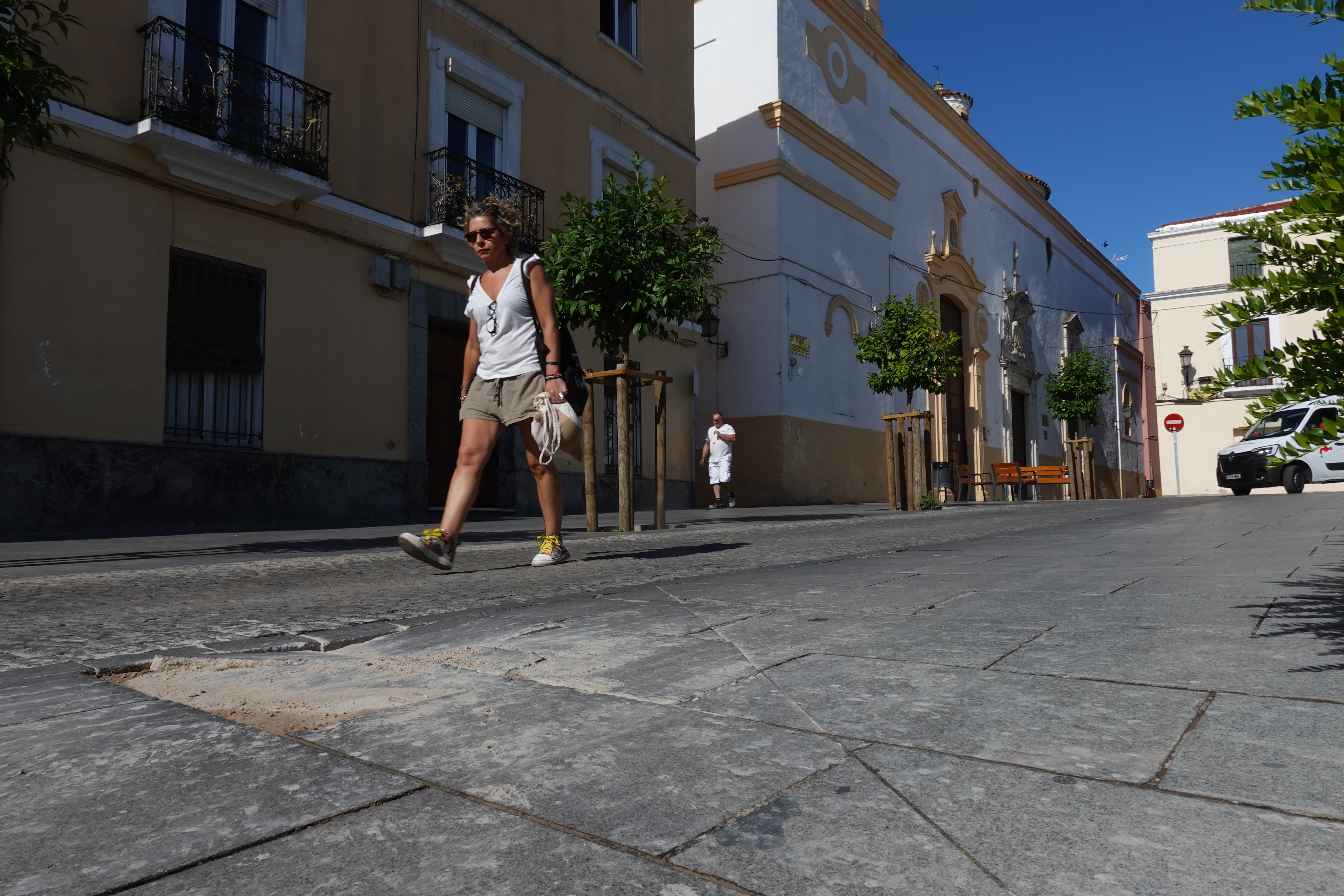 Los adoquines de la acera rotos tras el paso de camiones y coches.