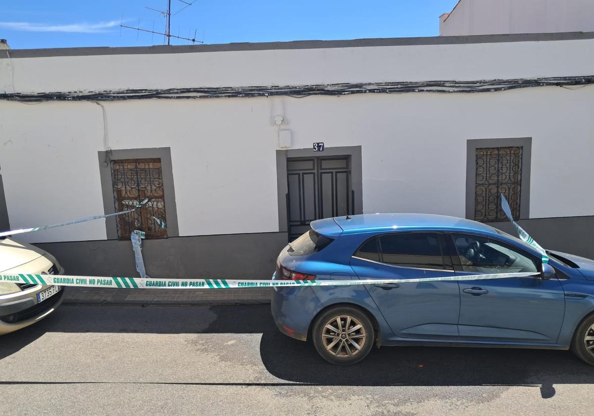 La Guardia Civil precintó la fachada de la vivienda.