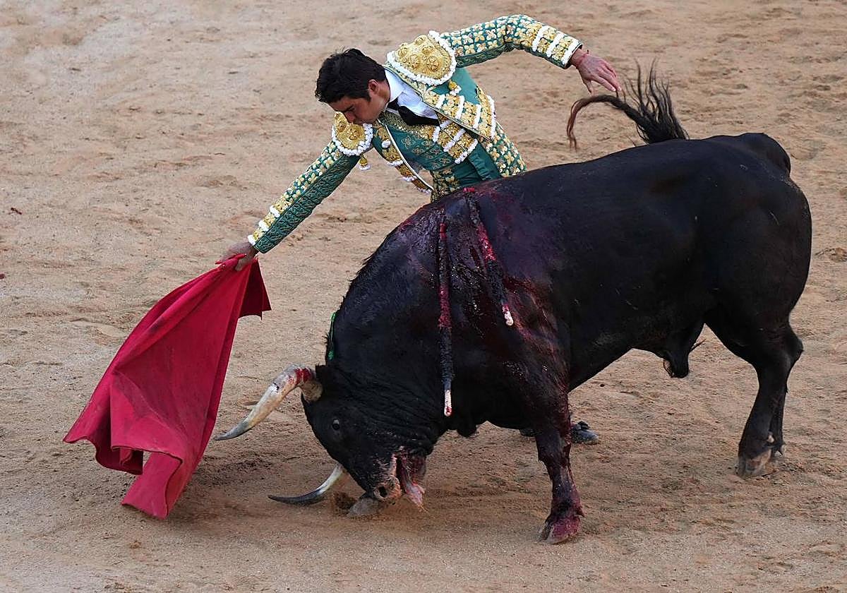 Miguel Angel Perera con un toro de Fuente Ymbro
