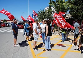 Concentración de trabajadores el pasado martes en la entrada de Catelsa-Cáceres.