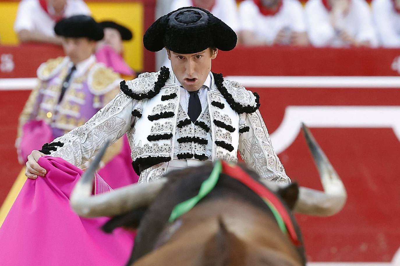 El diestro Román durante la lidia a su segundo toro de la tarde