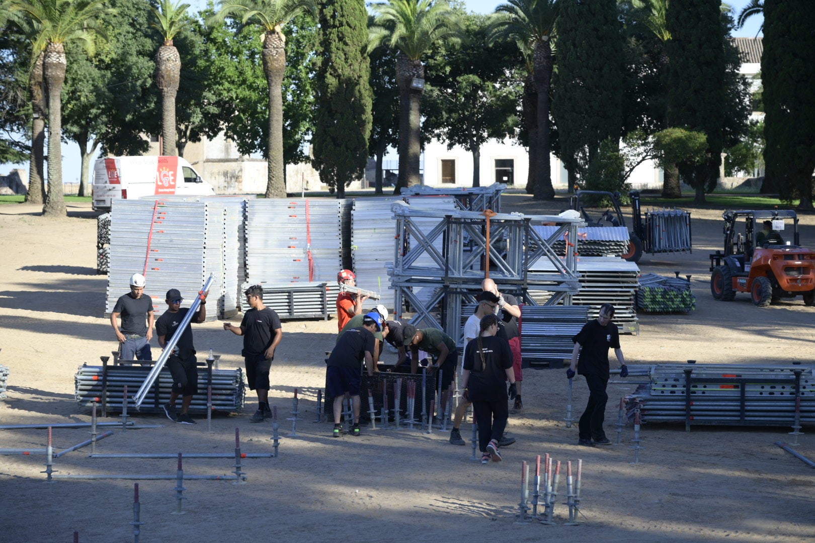 Los operarios trabajan desde ayer en el montaje del escenario del festival.