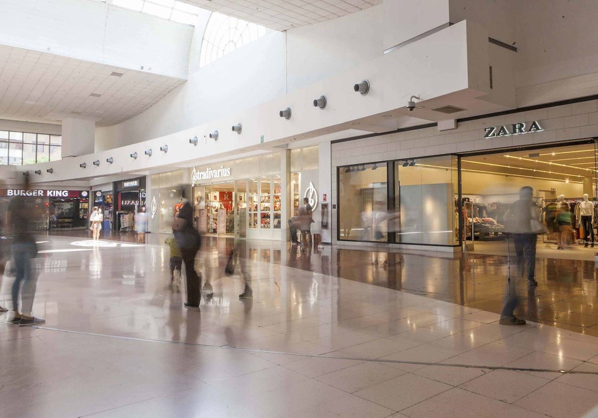 Vestíbulo principal del centro comercial Ruta de la Plata, donde Stradivarius ocupará el local de Lizarrán.